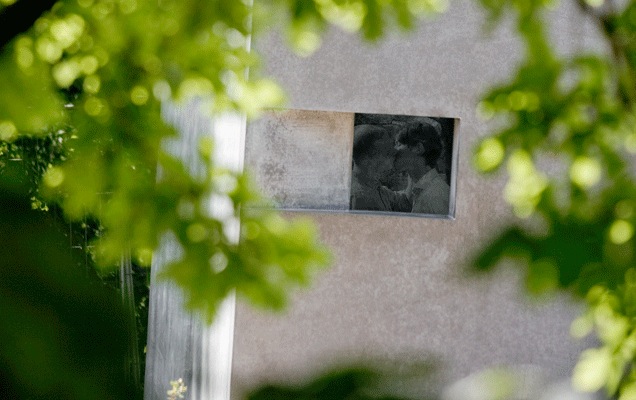 Denkmal für die im Nationalsozialismus verfogten Homosexuellen, Blick von der Ebertstrasse, Fenster, Kuss